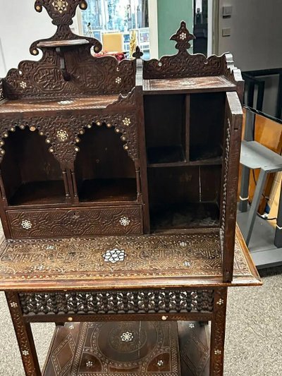 Bonheur Du Jour "syrien" Legno intagliato, intarsio di madreperla, fine XIX secolo
