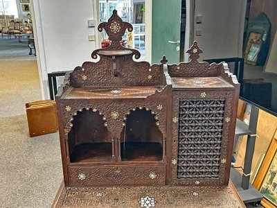 Bonheur Du Jour "syrien" Legno intagliato, intarsio di madreperla, fine XIX secolo