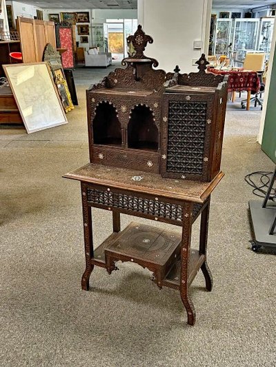 Bonheur Du Jour "syrien" Legno intagliato, intarsio di madreperla, fine XIX secolo