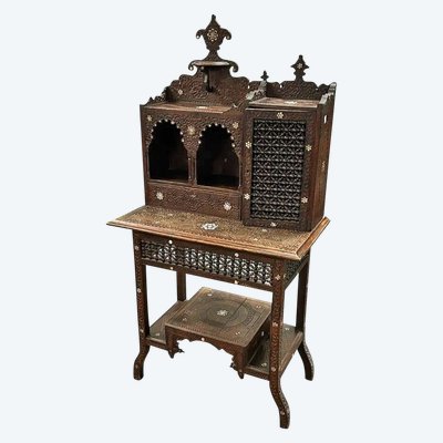 Bonheur Du Jour "syrien" Legno intagliato, intarsio di madreperla, fine XIX secolo