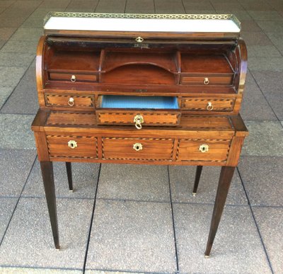 Un petit bureau ''cylindre''en marqueterie.