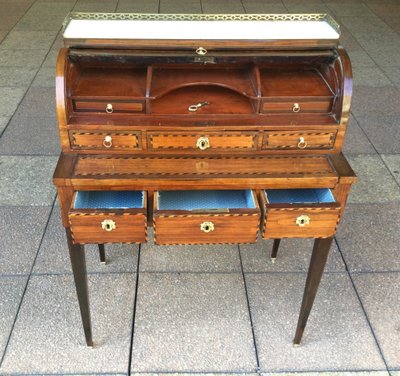 Un petit bureau ''cylindre''en marqueterie.