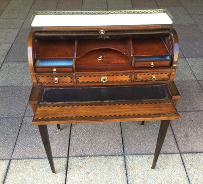 Un petit bureau ''cylindre''en marqueterie.