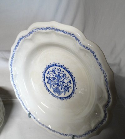 Manufacture de GIEN. Service de table en faïence modèle Rouen 1932. Années 60. 28 pièces