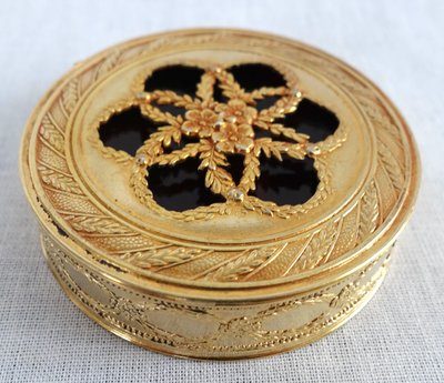 Scatola rotonda con gemelli in argento vermeil e tartaruga in stile russo - 63g