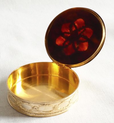 Scatola rotonda con gemelli in argento vermeil e tartaruga in stile russo - 63g