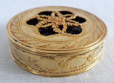 Scatola rotonda con gemelli in argento vermeil e tartaruga in stile russo - 63g