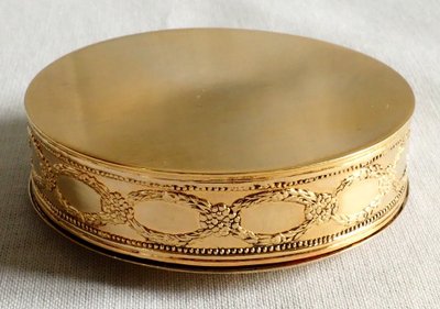 Scatola rotonda con gemelli in argento vermeil e tartaruga in stile russo - 63g
