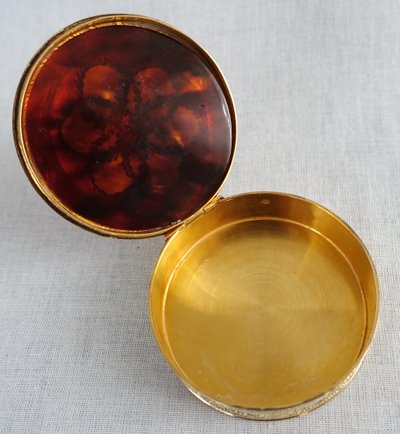 Scatola rotonda con gemelli in argento vermeil e tartaruga in stile russo - 63g