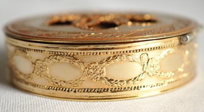 Scatola rotonda con gemelli in argento vermeil e tartaruga in stile russo - 63g