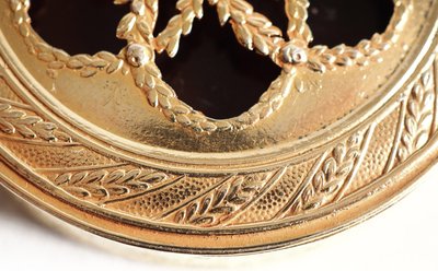 Scatola rotonda con gemelli in argento vermeil e tartaruga in stile russo - 63g