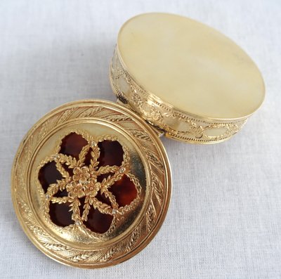 Scatola rotonda con gemelli in argento vermeil e tartaruga in stile russo - 63g
