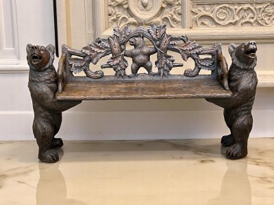 BANC AUX OURS FORET NOIRE EN BOIS SCULPTÉ A DÉCOR D OURSON ÉPOQUE FIN XIX e
