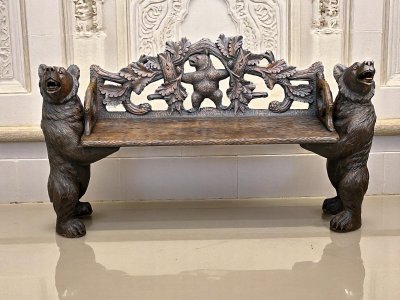BANC AUX OURS FORET NOIRE EN BOIS SCULPTÉ A DÉCOR D OURSON ÉPOQUE FIN XIX e