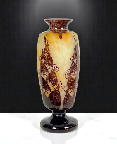 LE VERRE FRANÇAIS 1924 / 1927 BALUSTER VASE ON STEM IN MULTI-LAYERED GLASS