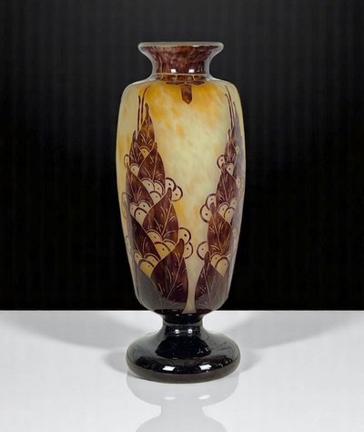 LE VERRE FRANÇAIS 1924 / 1927 BALUSTER VASE ON STEM IN MULTI-LAYERED GLASS