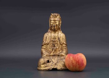 Guanyin in bronzo laccato in oro, XVIII secolo