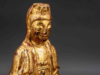 Guanyin in bronzo laccato in oro, XVIII secolo