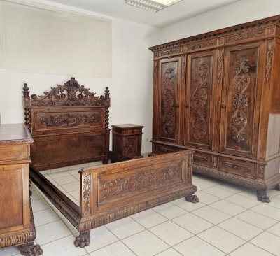 Ancien ensemble de chambre à coucher italien Reniassance en noyer