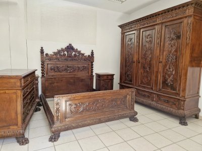 Ancien ensemble de chambre à coucher italien Reniassance en noyer