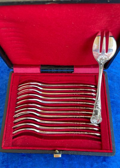 12 oyster forks.