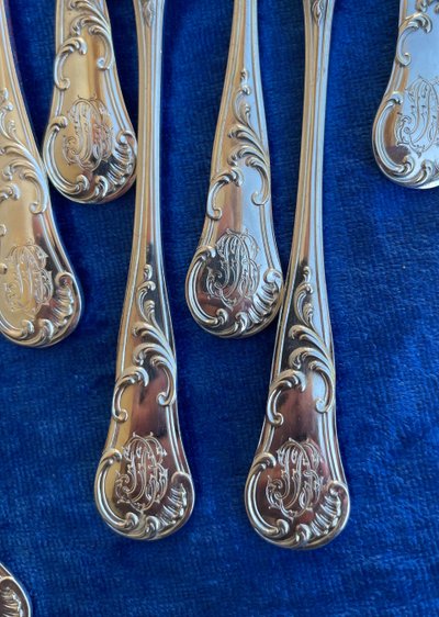 12 oyster forks.