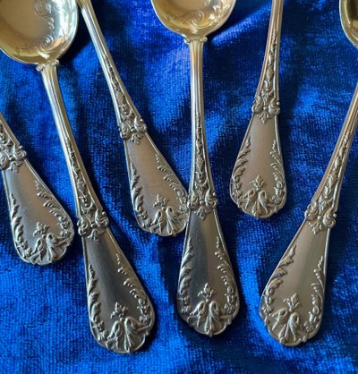 6 cuillères à glace.