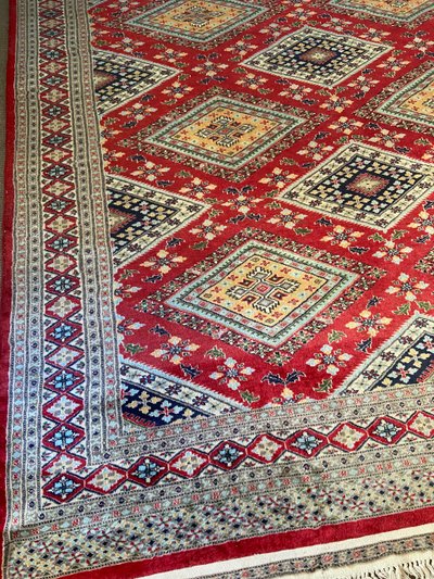 Grande tappeto pakistano firmato in lana lavorato a mano con disegno geometrico su fondo rosso