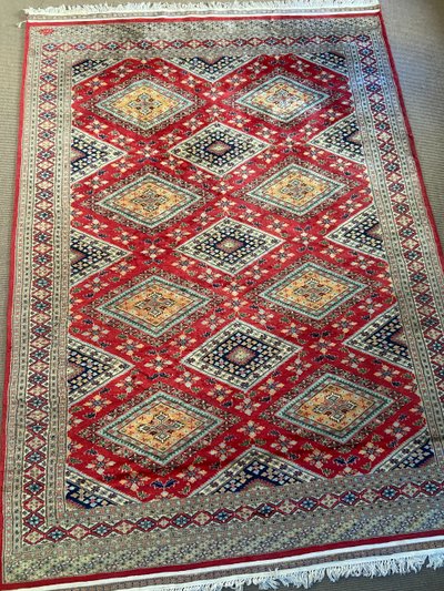 Grande tappeto pakistano firmato in lana lavorato a mano con disegno geometrico su fondo rosso