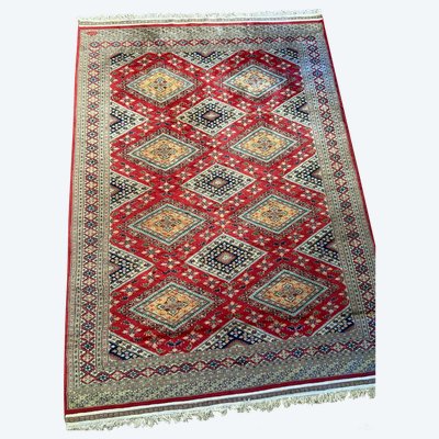 Grande tappeto pakistano firmato in lana lavorato a mano con disegno geometrico su fondo rosso