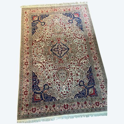 Large hand-knotted wool Persian Isfahan rug large central medallion richly decorated with flowers