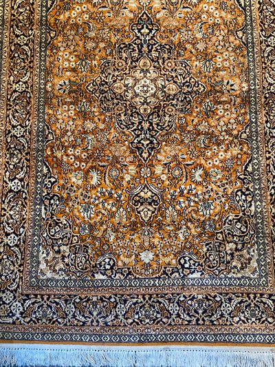 Tappeto Qom persiano in seta pregiata con lussureggiante disegno floreale su fondo arancione e medaglione