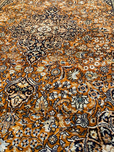 Tappeto Qom persiano in seta pregiata con lussureggiante disegno floreale su fondo arancione e medaglione