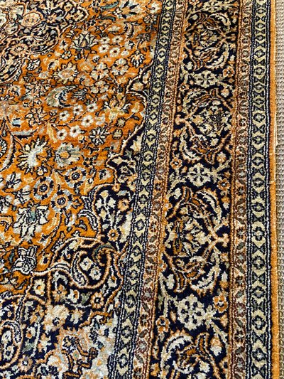 Tappeto Qom persiano in seta pregiata con lussureggiante disegno floreale su fondo arancione e medaglione
