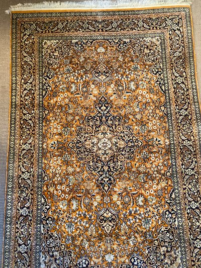 Tappeto Qom persiano in seta pregiata con lussureggiante disegno floreale su fondo arancione e medaglione