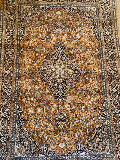 Tappeto Qom persiano in seta pregiata con lussureggiante disegno floreale su fondo arancione e medaglione