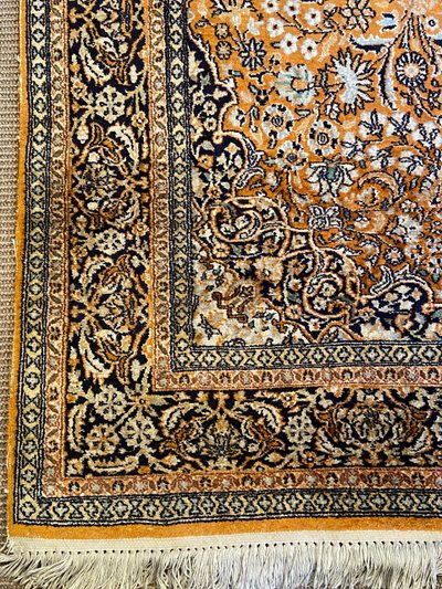 Tappeto Qom persiano in seta pregiata con lussureggiante disegno floreale su fondo arancione e medaglione