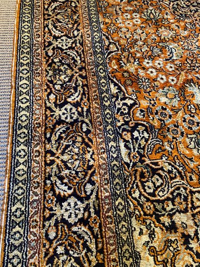 Tappeto Qom persiano in seta pregiata con lussureggiante disegno floreale su fondo arancione e medaglione