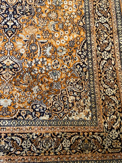 Tappeto Qom persiano in seta pregiata con lussureggiante disegno floreale su fondo arancione e medaglione