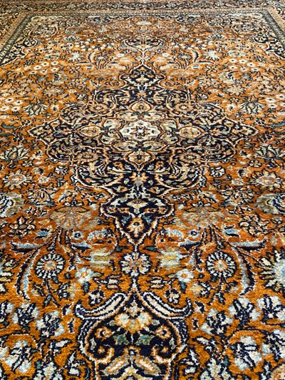 Tappeto Qom persiano in seta pregiata con lussureggiante disegno floreale su fondo arancione e medaglione