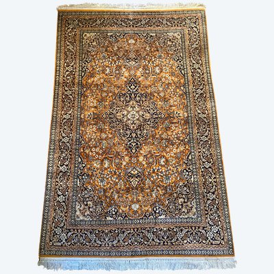 Tappeto Qom persiano in seta pregiata con lussureggiante disegno floreale su fondo arancione e medaglione