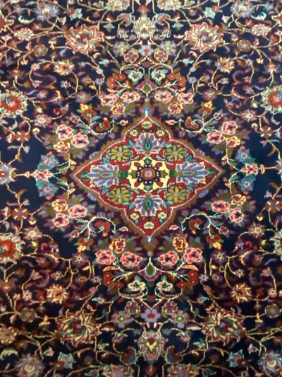 Tappeto persiano antico molto grande Kashan Isfahan annodato a mano in lana con lussureggianti arabeschi floreali