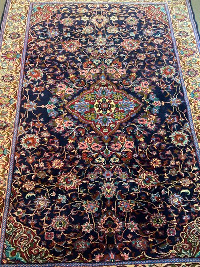 Tappeto persiano antico molto grande Kashan Isfahan annodato a mano in lana con lussureggianti arabeschi floreali