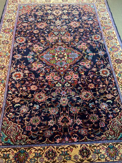 Tappeto persiano antico molto grande Kashan Isfahan annodato a mano in lana con lussureggianti arabeschi floreali