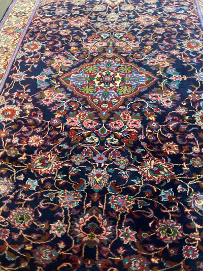 Tappeto persiano antico molto grande Kashan Isfahan annodato a mano in lana con lussureggianti arabeschi floreali