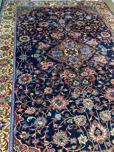 Tappeto persiano antico molto grande Kashan Isfahan annodato a mano in lana con lussureggianti arabeschi floreali