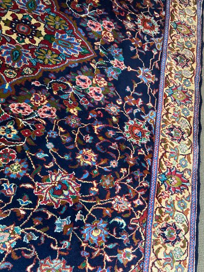 Tappeto persiano antico molto grande Kashan Isfahan annodato a mano in lana con lussureggianti arabeschi floreali