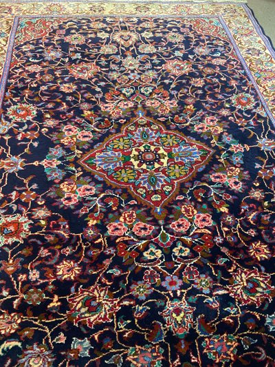 Tappeto persiano antico molto grande Kashan Isfahan annodato a mano in lana con lussureggianti arabeschi floreali