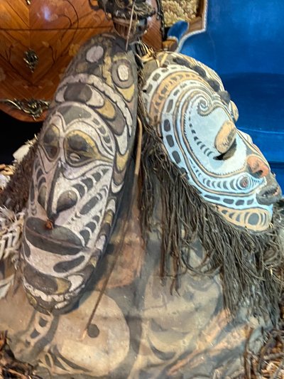 Maschera a elmo conico rituale del fuoco di Baining Sepik Papua, molto impressionante