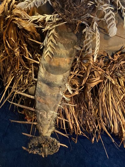Maschera a elmo conico rituale del fuoco di Baining Sepik Papua, molto impressionante